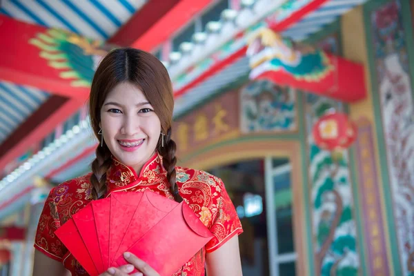 Портрет Красивої Азійської Жінки Чонссам Сукня Червоним Конвертом Руці Таїланд — стокове фото