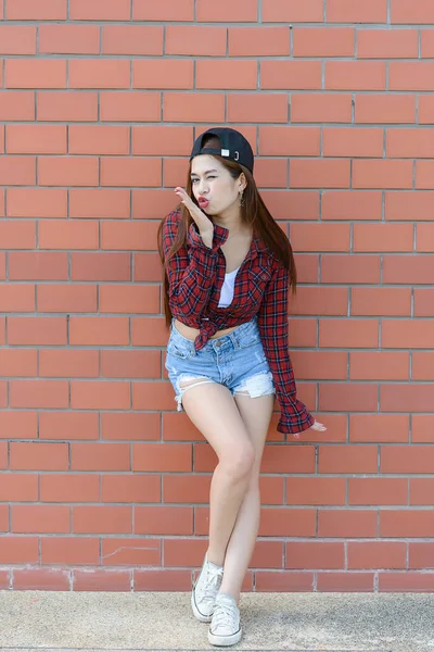 Asiatiska Hipsters Flicka Orange Tegelvägg Livsstil Modern Tonåring — Stockfoto