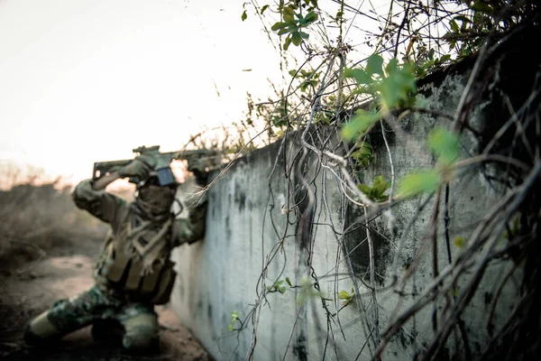 Militer Menggunakan Senjata Api Pertempuran Belakang Bunker Musuh Medan Perang — Stok Foto