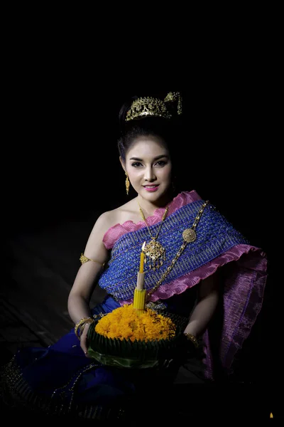 Portrét Krásné Asijské Ženy Thajských Šatech Tradiční Modlitební Hold Kratong — Stock fotografie