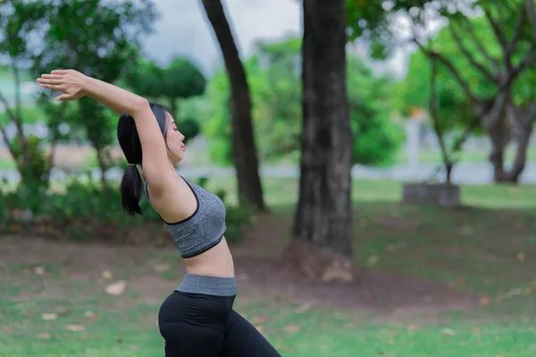 Schlanke Mädchen Spielen Yoga Auf Dem Rasen Park Entspannen Der — Stockfoto