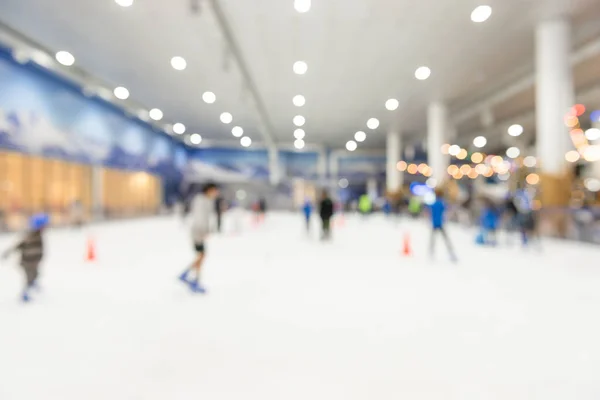 Suddig Människor Spelar Skridsko Med Bokeh Ljus Ljus Neon Ljus — Stockfoto