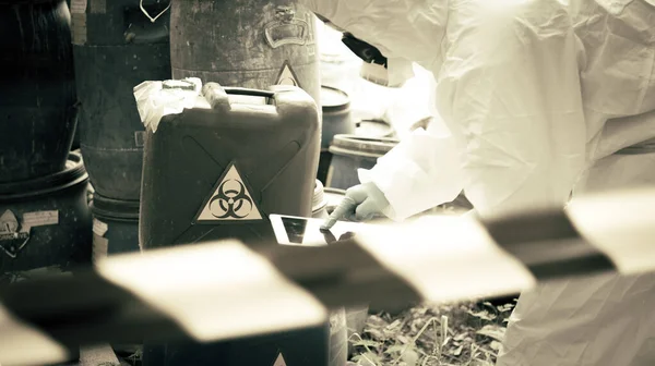 Cientista Asiático Desgaste Terno Proteção Química Verificar Perigo Químico Trabalhando — Fotografia de Stock