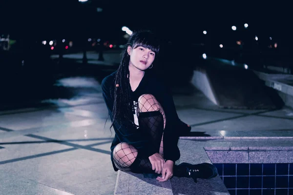 Retrato Mulher Asiática Cabelo Dreadlock Noite Cena Cidade Tailândia Pessoas — Fotografia de Stock