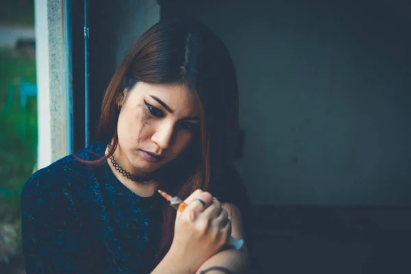 アジアの女性は 彼らの静脈にヘロインを注入するための薬物中毒者であります フラッカ薬やゾンビ薬は危険な生命を脅かすです タイ薬の概念にノー — ストック写真
