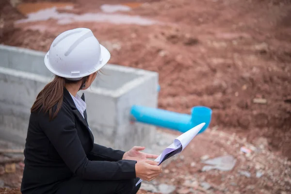 Ingenieurin Arbeitet Baustelle Der Bau Befindlichen Brücke — Stockfoto