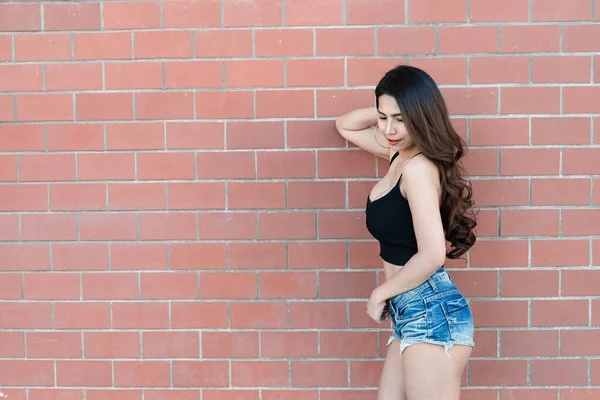 Porträt Der Schönen Asiatischen Frau Auf Backsteinmauer Hintergrund Thailändische Menschen — Stockfoto