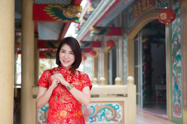 Portret Pięknej Azjatyckiej Kobiety Sukience Cheongsam Tajlandia Ludzie Happy Chinese — Zdjęcie stockowe