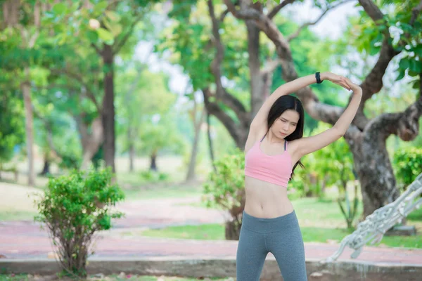 Asiatico Donna Sportiva Stretching Corpo Respirazione Aria Fresca Nel Parco — Foto Stock