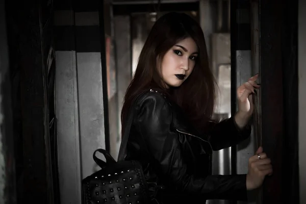 Portret Azjaty Czarnej Skórzanej Sukience Punk Stylu Pociągu Tajlandia Ludzie — Zdjęcie stockowe