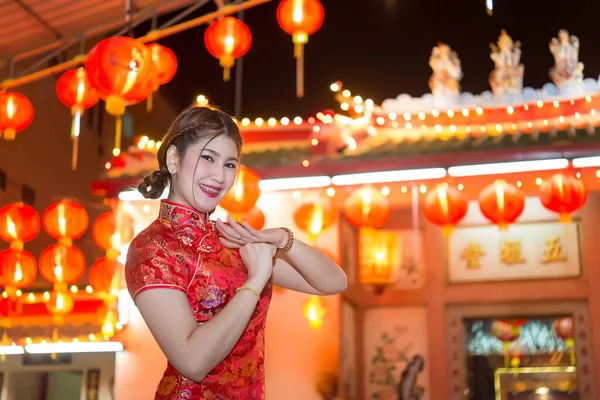 Portret Van Mooie Aziatische Vrouw Dragen Cheongsam Licht Van Lantaarn — Stockfoto