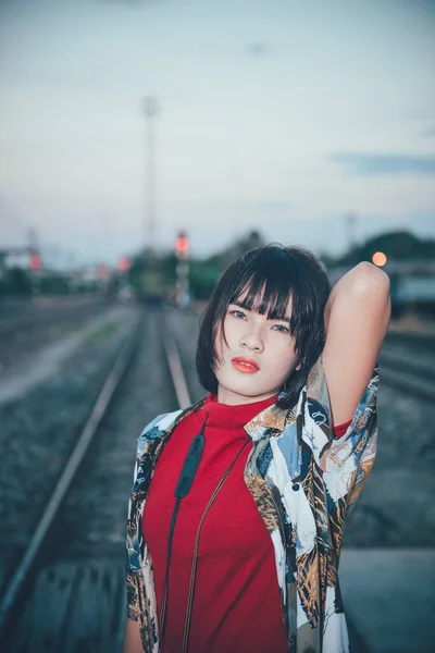 Porträt Eines Asiatischen Hipster Mädchens Bei Sonnenuntergang Bahnhof — Stockfoto