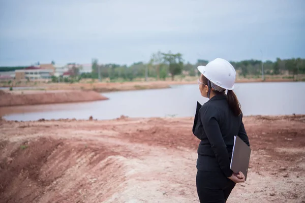 Mulher Engenheira Que Trabalha Local Ponte Construção — Fotografia de Stock