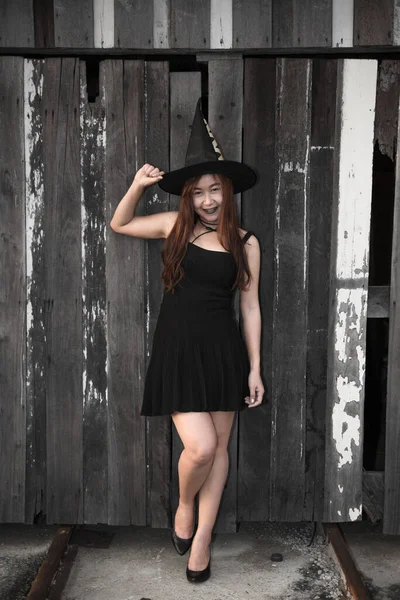 Ázsiai Gyönyörű Visel Fekete Ruhát Boszorkány Kalap Halloween Koncepció — Stock Fotó