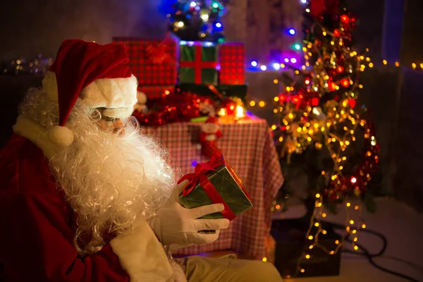 Papai Noel Segurando Fogos Artifício Para Brincar Conceito Feliz Natal — Fotografia de Stock