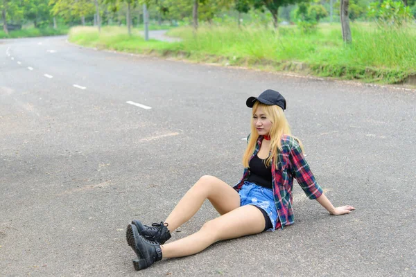 Asian Hipsters Girl Posing Take Photo Road Lifestyle Modern Woman — Stock Photo, Image