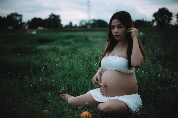 Kadın Göbek Kulaklığı Çocuğunun Karnında Zaten Doğuma Yakın Bir Ses — Stok fotoğraf
