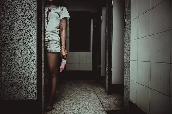 Elinde bıçak tutan güzel Asyalı kadın, cinayet konsepti, vücutta kan.