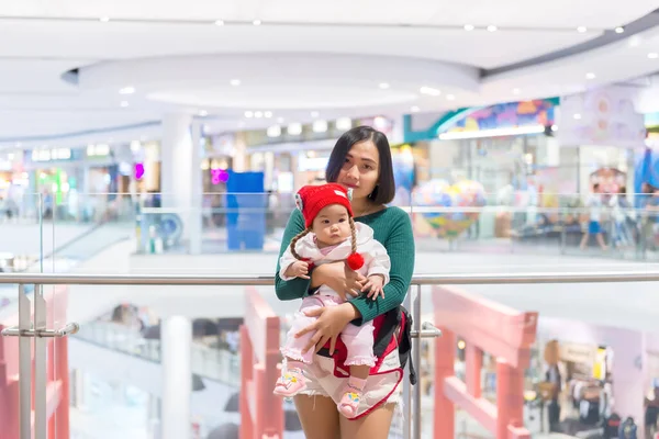 Young Asian Mom Daugther Baby Shopping Department Store Cute Asian — 스톡 사진