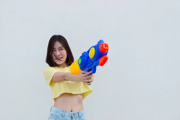 在泰国 亚洲女子手持水枪 背景是白色的 — 图库照片