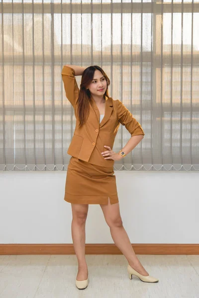 Retrato Hermosa Mujer Negocios Asiática Usan Vestido Amarillo Una Oficina —  Fotos de Stock