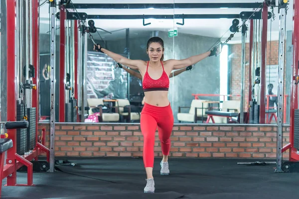 Όμορφη Ασιατική Γυναίκα Προπόνηση Φυσικής Κατάστασης Στο Γυμναστήριο Ταϊλάνδη — Φωτογραφία Αρχείου
