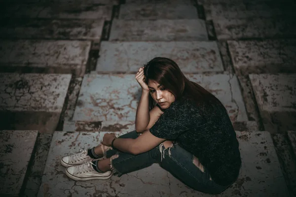 愛から悲しいアジアの女性 彼女はボーイフレンドからのストレスのために心配 ハートブレイク女性の概念 — ストック写真