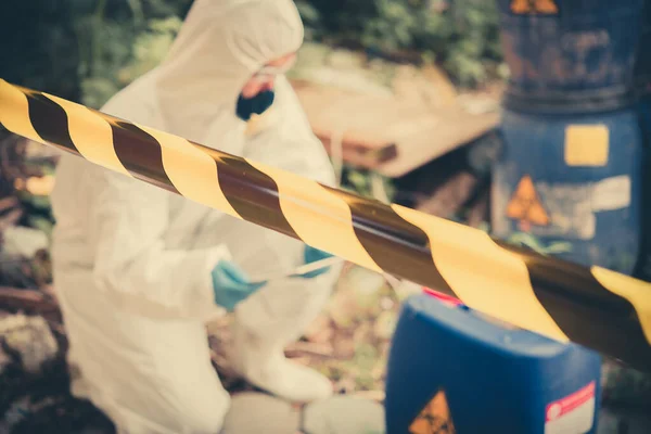 Científico Asiático Desgaste Traje Protección Química Comprobar Peligro Químico Trabajando — Foto de Stock