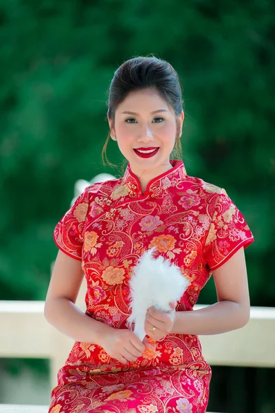 Retrato Hermosa Mujer Asiática Vestido Cheongsam Tailandia Personas Concepto Feliz — Foto de Stock