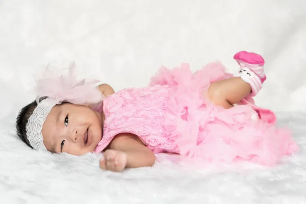 Closeup Bonito Asiático Bebê Vestido Rosa Tapete — Fotografia de Stock