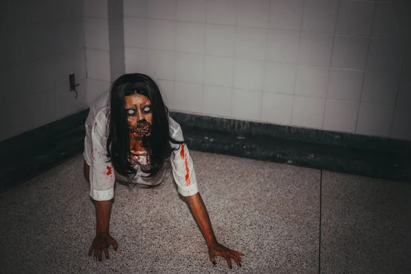 Asyalı Kadın Portresi Kanla Korku Sahnesiyle Korkunç Geçmişiyle Cadılar Bayramı — Stok fotoğraf
