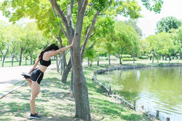 Азиатская Женщина Разогревается Перед Тренировкой Утром Стройная Девочка Упражнения Жизни — стоковое фото