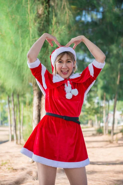 Bella Giovane Donna Asiatica Vestiti Babbo Natale All Aperto — Foto Stock