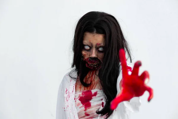 Porträtt Asiatisk Kvinna Utgör Spöke Ansikte Med Blod Vit Bakgrund — Stockfoto