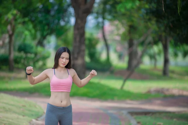 Asiático Deportivo Mujer Estiramiento Cuerpo Respiración Aire Fresco Parque Tailandia —  Fotos de Stock