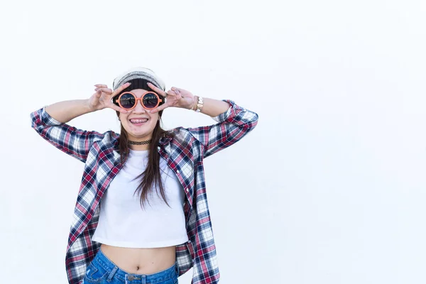 Retrato Bela Ásia Hipster Menina Branco Parede Fundo — Fotografia de Stock