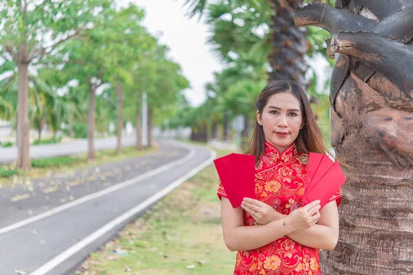 Καλή Κινέζικη Πρωτοχρονιά Ασιάτισσα Γυναίκα Φορώντας Παραδοσιακά Ρούχα Cheongsam Κόκκινο — Φωτογραφία Αρχείου