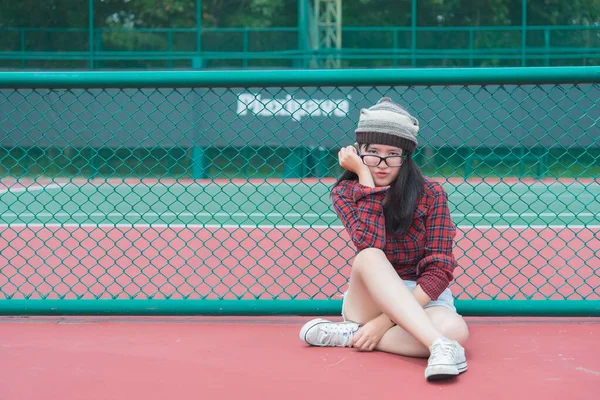 Cool Menina Hipsters Asiáticos Posando Para Tirar Uma Foto Estilo — Fotografia de Stock