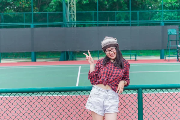 Porträtt Asiatisk Hipster Flicka Tennisbana Thailand Människor Bär Glasögon — Stockfoto