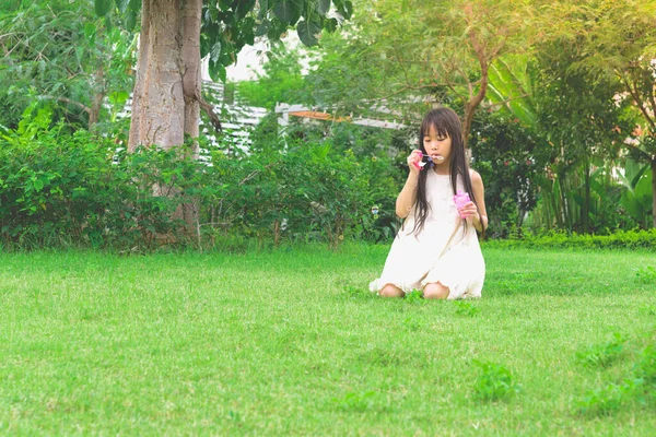 Bonito Pouco Ásia Menina Jogar Com Sabão Bolhas — Fotografia de Stock