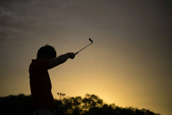 Siluet Asyalı Golfçü Tayland Halkının Güzel Günbatımında Golf Oynuyor — Stok fotoğraf