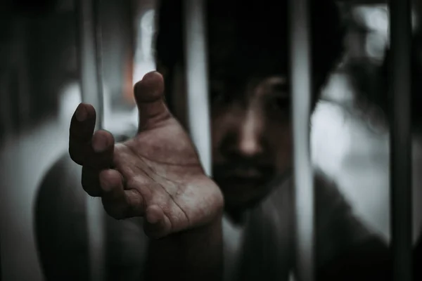 Руки Чоловіків Відчайдушно Ловити Залізну Язницю Концепція Язнених Таїландські Люди — стокове фото