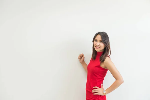 穿着红色衣服的美丽的亚洲女人摆出一副在白色背景上拍照的姿势 苗条的女孩带着微笑 — 图库照片
