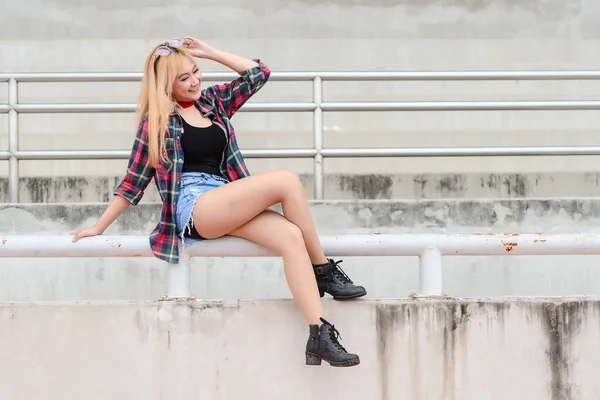 Asiatische Hipster Mädchen Posiert Für Ein Foto Der Treppe Lebensstil — Stockfoto