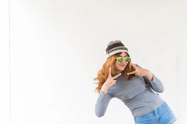 白墙上嬉皮士女孩的画像 现代青少年的生活方式 戴着眼镜的酷嬉皮士女学生 — 图库照片