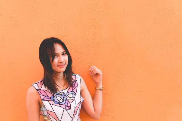 Retrato Bela Mulher Asiática Posar Parede Laranja Estilo Vida Uma — Fotografia de Stock