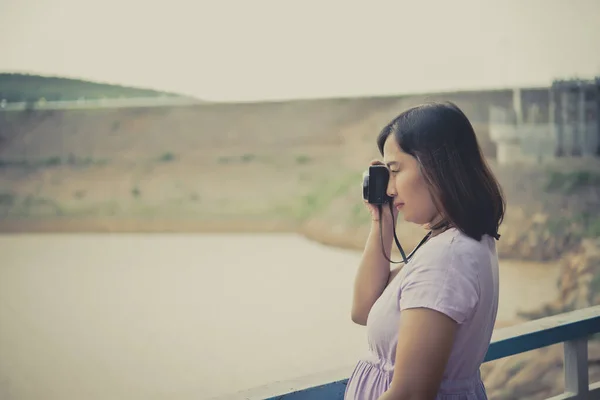 Schwangere Frau Fotografieren Seite Dam Vintage Style Dunkler Ton Sepia — Stockfoto