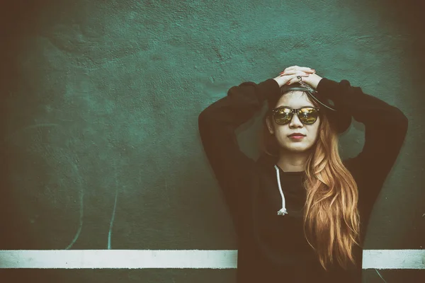 Chica Hipsters Asiáticos Posando Para Tomar Una Foto Estilo Vida — Foto de Stock