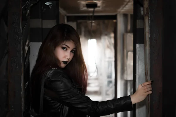 亚洲人穿着黑色皮衣 庞克风格的肖像在火车上 泰国人拍照 — 图库照片