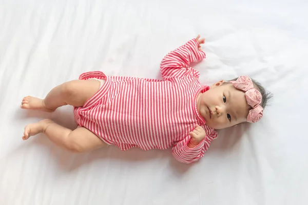 Aus Nächster Nähe Niedliches Baby Mit Stirnband Auf Dem Bett — Stockfoto